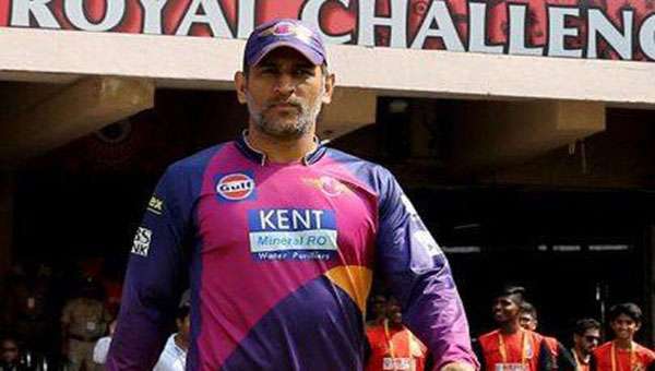 IPL 2017: महेंद्र सिंह धोनी ने राइजिंग पुणे सुपरजॉइंट्स की कप्तानी छोड़ी, स्टीव स्मिथ को मिली कमान