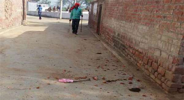 यूपी चुनाव: जसवंतनगर में पोलिंग बूथ पर पथराव, शिवपाल को भी लगी चोट