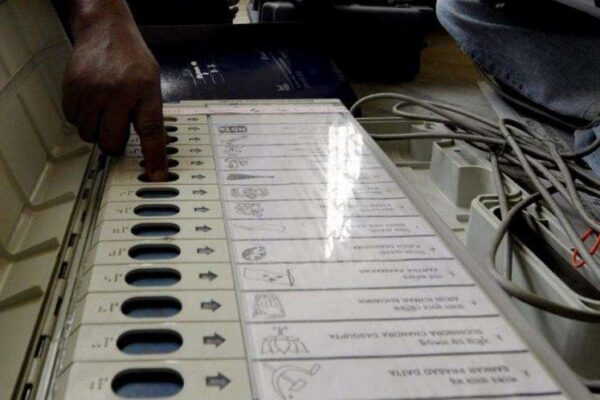 LIVE : यूपी में दूसरे चरण की 67 सीटों के लिए मतदान जारी, सुरक्षा के कड़े इंतजाम