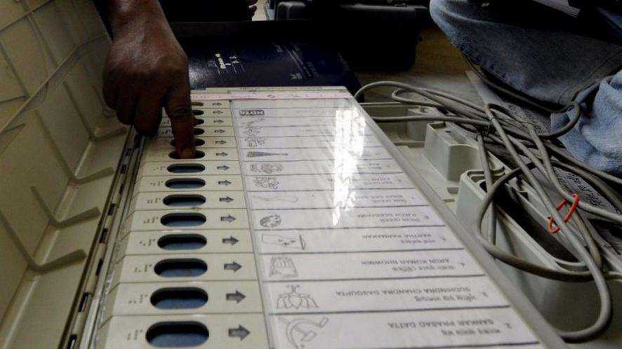 LIVE : यूपी में दूसरे चरण की 67 सीटों के लिए मतदान जारी, सुरक्षा के कड़े इंतजाम