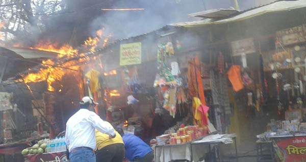 महाकाल मंदिर के बाहर दुकानों में लगी भीषण आग