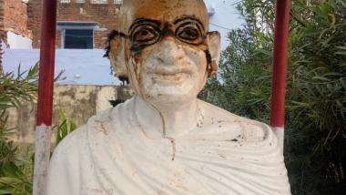 मुरैना में महात्मा गांधी की प्रतिमा को किया आग के हवाले