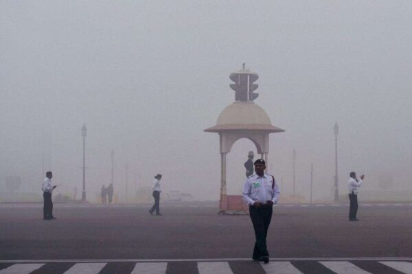 दिल्ली: घने कोहरे के कारण सीजन का सबसे ठंड दिन