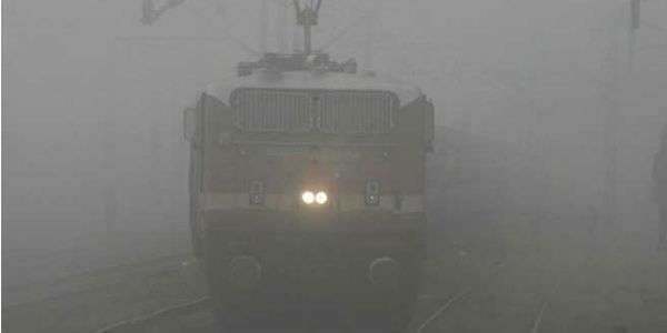 दिल्ली: विमान सेवा पर पड़ा बुरा असर, आने-जाने वाली 22 ट्रेनें रद्द, 45 देरी से