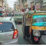 रतलाम: शहर की ट्रैफिक व्यवस्था बिगड़ी, रोज बन रही जाम की स्थिति, अभी भी लोग बिना मास्क के बाजारों में घूमते नजर आ रहे हैं