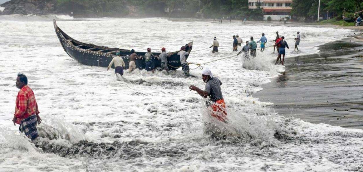 तूफान ताऊ ते: मुंबई में 114 किमी प्रतिघंटा की रफ्तार से चली आंधी, जल्द गुजरात पहुंचेगा ताउते तूफान