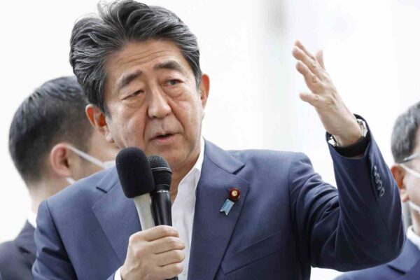 जापान के पूर्व PM शिंजो आबे को सीने में मारी गोली