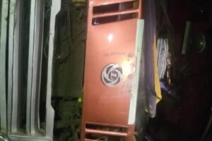 रतलाम- झाबुआ: शनिवार रात खाई में गिरी बस, एक की मौके पर मौत, 10 घायल