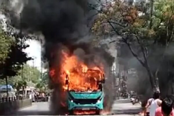 पेट्रोल पंप पर डीजल भरवाते समय यात्री बस में लगी आग, बस में 30 से ज्यादा यात्री थे सवार :आग की लपटों ने बस को अपनी चपेट में ले लिया
