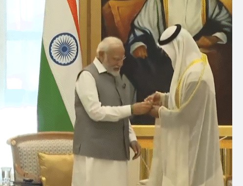 UAE के राष्ट्रपति मोहम्मद जायद ने प्रधानमंत्री मोदी की कलाई पर बांधा फ्रेंडशिप बैंड