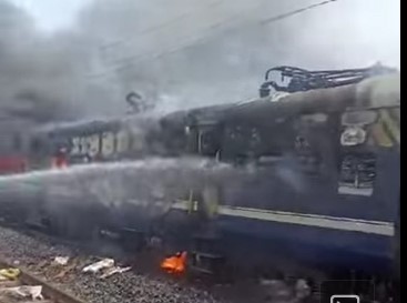 मेमू ट्रेन में लगी आग: लोगों में मची अफरातफरी, फायर ब्रिगेड से पाया आग पर काबू