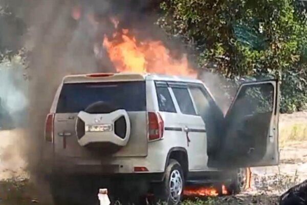 रतलाम: खड़ी कार में लगी भीषण आग, फायर ब्रिगेड की टीम ने आग पर पाया काबू