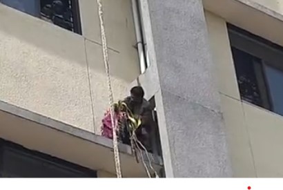 रतलाम: मेडिकल कॉलेज में तीसरी मंजिल पर चढ़ी महिला, नीचे उतरने के प्रयास अटकी