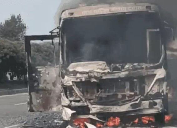 चलती बस में लगी आग, यात्रियों ने कूद कर बचाई जान