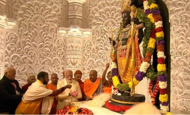 रामलला की प्राण-प्रतिष्ठा: राम मंदिर बनाने वाले मजदूरों पर PM मोदी ने बरसाए फूल, बोले- रामलला अब टेंट में नहीं दिव्य मंदिर में रहेंगे