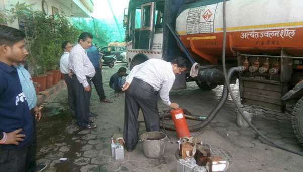 इन्दौर जिला प्रशासन की टीम ने शहर के 10 पेट्रोल पम्प की जांच की