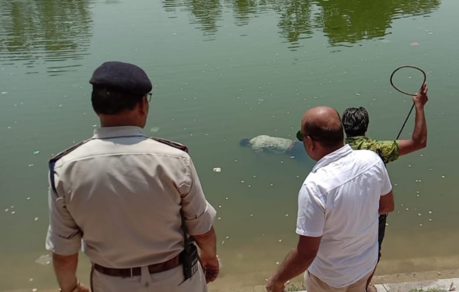 रतलाम: झाली तालाब में मिला युवक का शव :गोताखोरों की मदद से निकाला शव