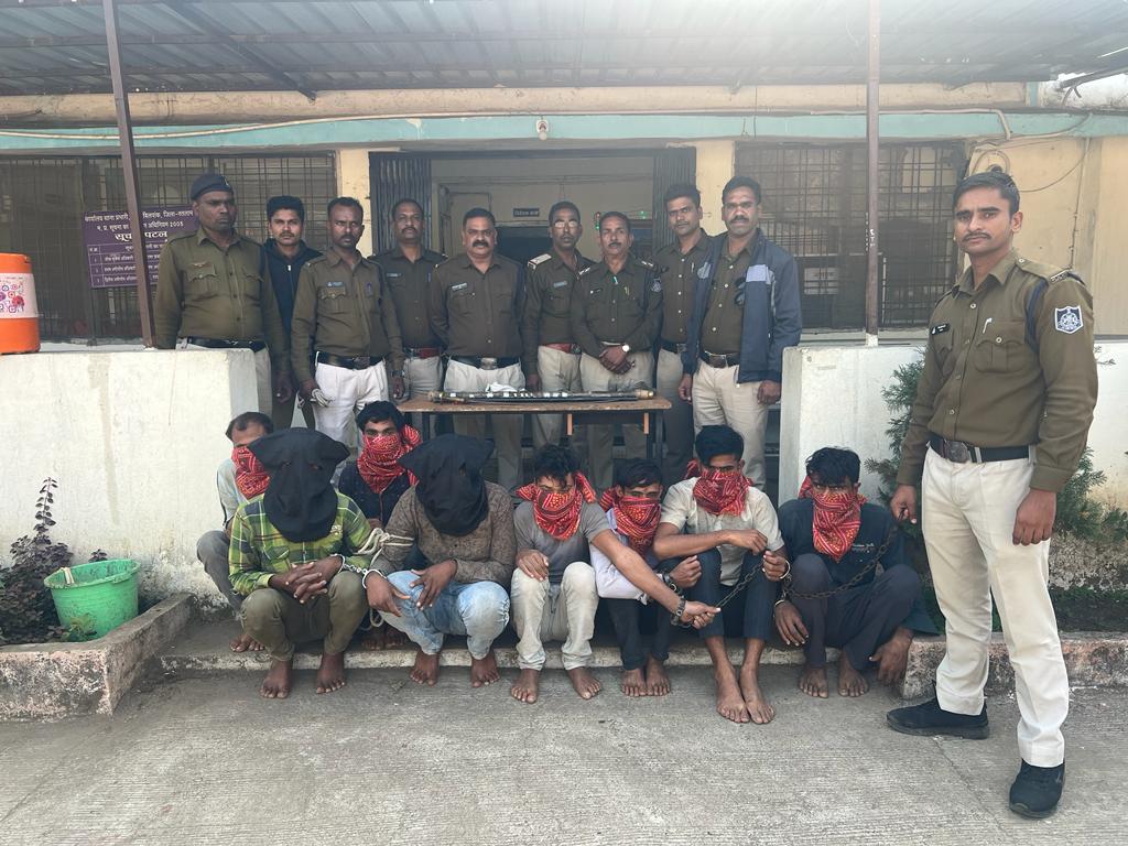 रतलाम : डकैती की योजना बनाते अंतर्राजीय बाछड़ा गैंग को पुलिस ने पकड़ा, अवैध हथियारों के साथ 8 आरोपी धराए