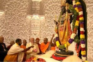 रामलला की प्राण-प्रतिष्ठा: राम मंदिर बनाने वाले मजदूरों पर PM मोदी ने बरसाए फूल, बोले- रामलला अब टेंट में नहीं दिव्य मंदिर में रहेंगे