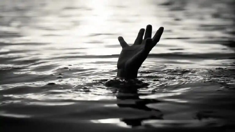 रतलाम : तालाब में डूबने से दो मासूम बहनों की मौत, दोनो के शव को मेडिकल कॉलेज पोस्टमार्टम के लिए भिजवाया