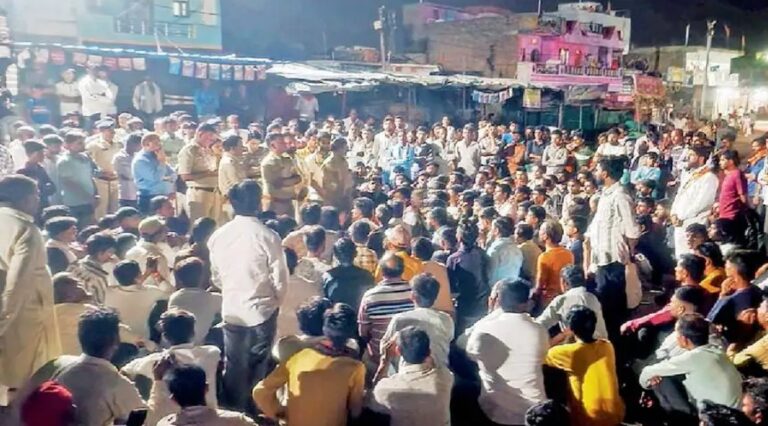 रतलाम : बरखेड़ाकलां गांव में बाइक टकराने के बाद हुआ विवाद, हिंदू संगठनों ने घेरा थाना