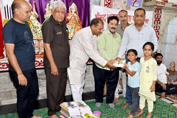 रतलाम : पाठ्य सामग्री पाकर खिले विद्यार्थियों के चेहरे, श्रीमद्भागवत गीता पर्व सप्ताह न्यास करेगा मेधावी विद्यार्थी तथा विविध कला क्षेत्र में निपुण कलाकारों का सम्मान