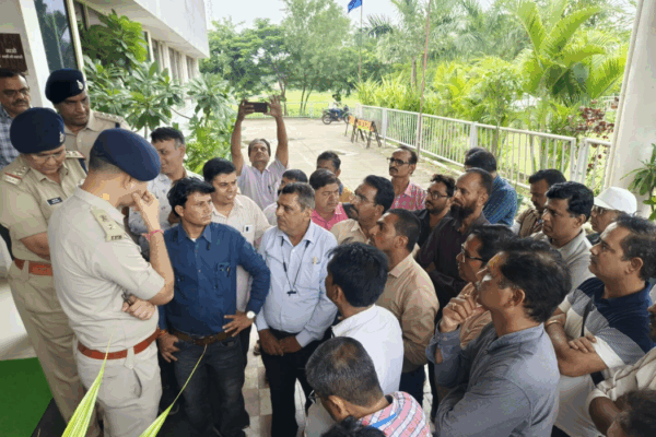 रतलाम : पत्रकार पर बिना जांच एफआईआर करने वाले टीआई पर कार्रवाई, एसपी ने किया लाइन अटैच