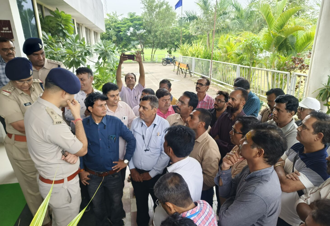 रतलाम : पत्रकार पर बिना जांच एफआईआर करने वाले टीआई पर कार्रवाई, एसपी ने किया लाइन अटैच