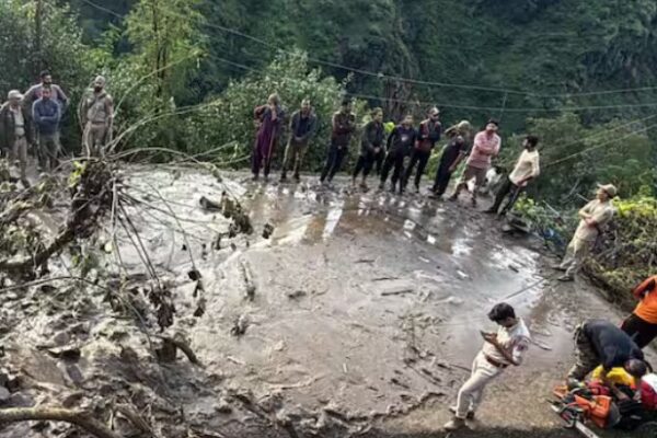 जम्मू-कश्मीर के रियासी में भारी बारिश से भूस्खलन, 7 शव बरामद