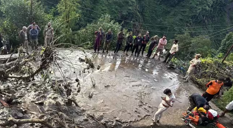 जम्मू-कश्मीर के रियासी में भारी बारिश से भूस्खलन, 7 शव बरामद