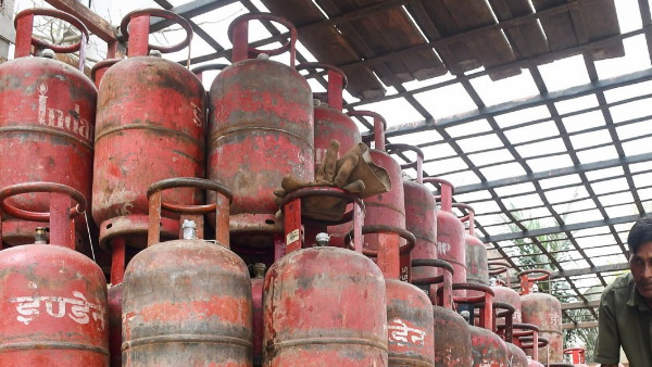 LPG सिलेंडरों की किल्लत, सरकार ने लगाया एस्मा