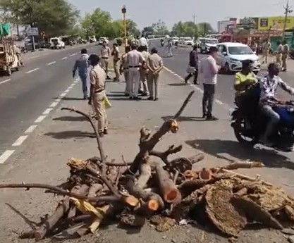 नामली फोरलेन हादसा : ग्रामीणों ने शव रख किया प्रदर्शन, बड़ी संख्या में जिले का पुलिस बल फोरलेन पर तैनात